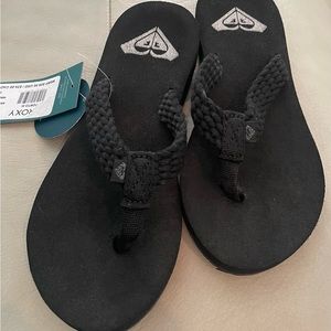 Black Roxy flip flops